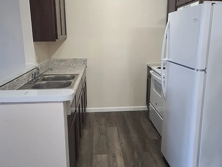 Oak Knoll Apartments — Photo 23