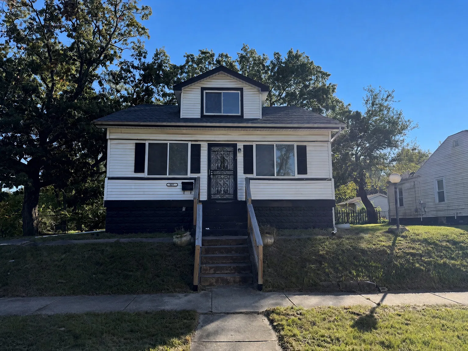 5 bed, 1866 sqft, $1,650 — Photo 1