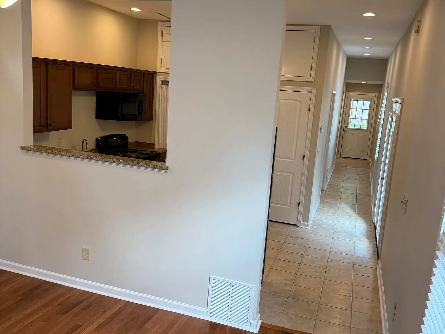 906 Blythe St — Photo 3