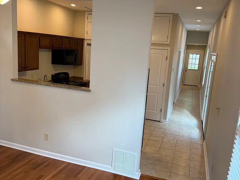 906 Blythe St — Photo 3