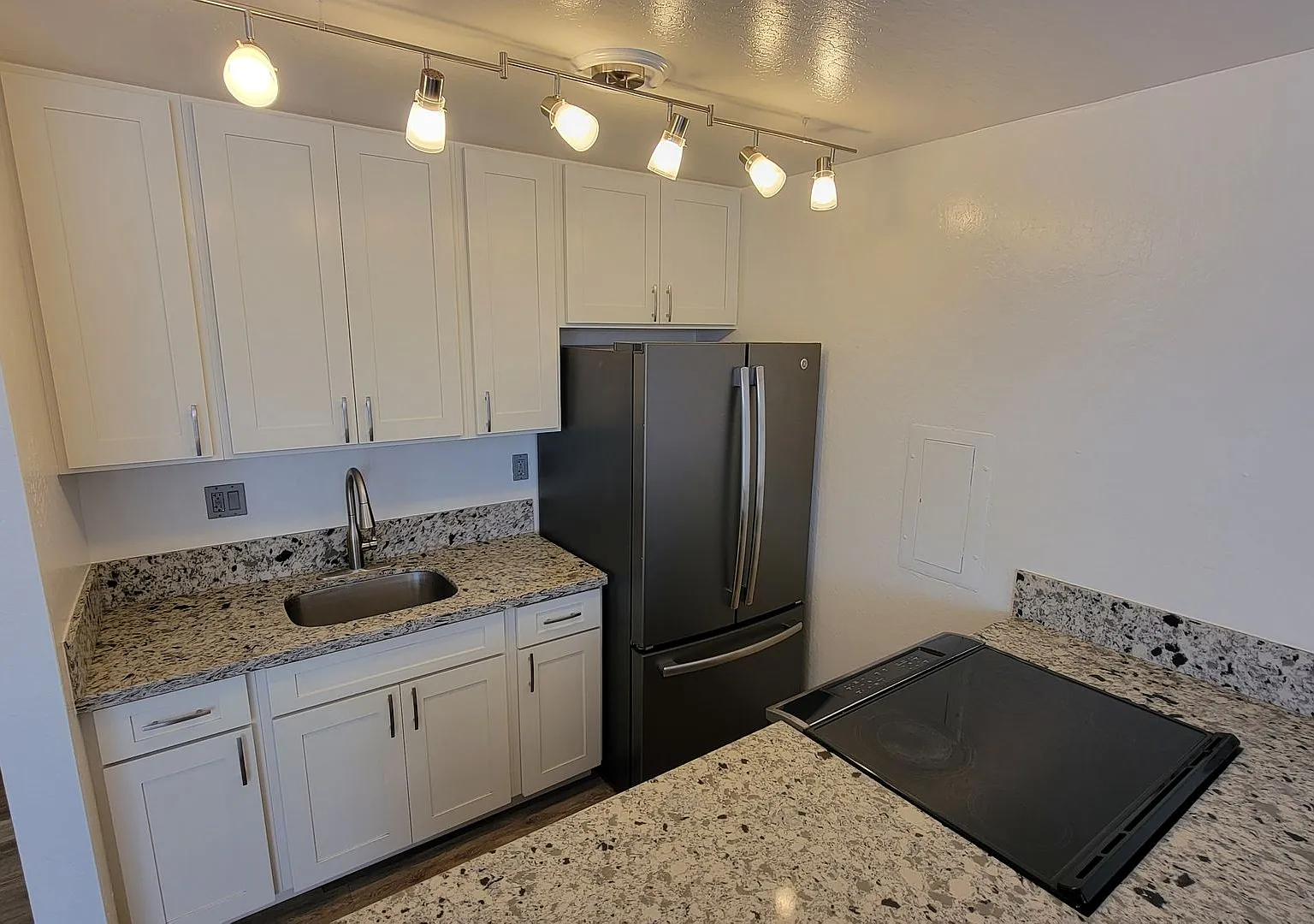 Luxury 2 Bedroom Home in Gated Makaha Valley Plantation. — Photo 2