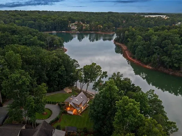 6011 Blackberry Ln, Buford, GA 30518