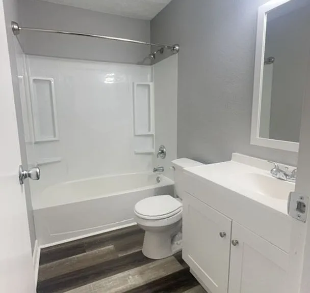Lincoln Apartments — Photo 16