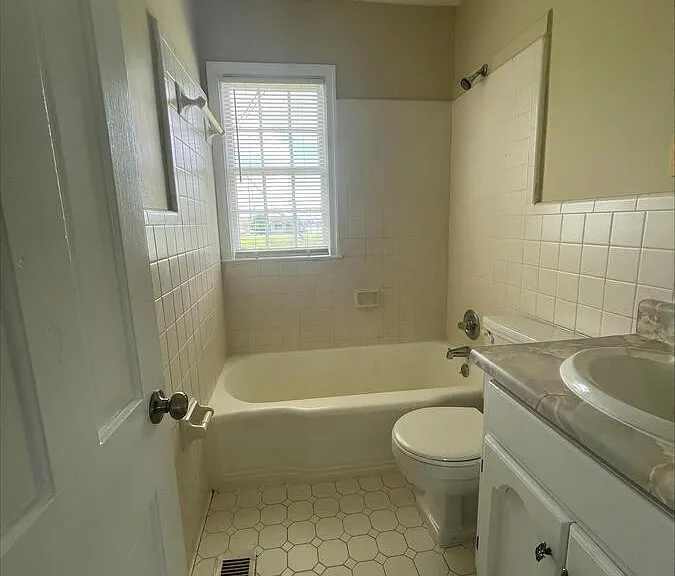 28 Eastwood — Photo 2