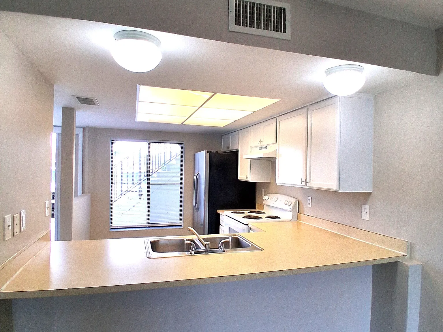 631 SE 13th Ave — Photo 1
