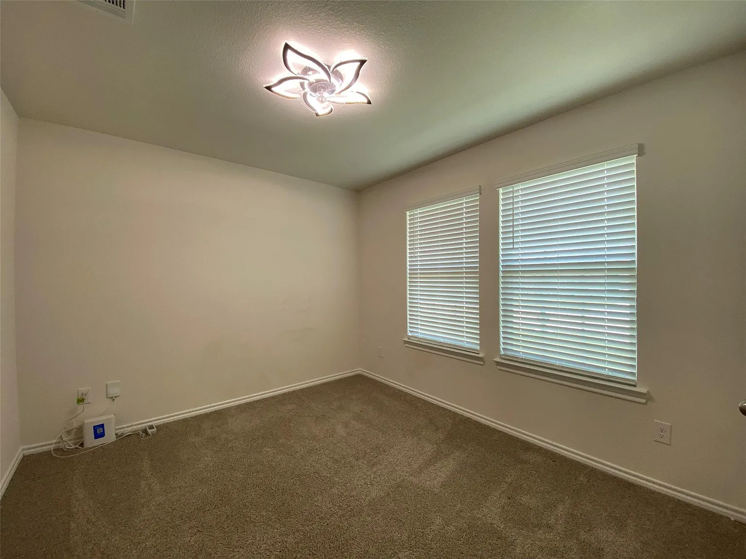 4 bed, 2181 sqft, $1,000 — Photo 4