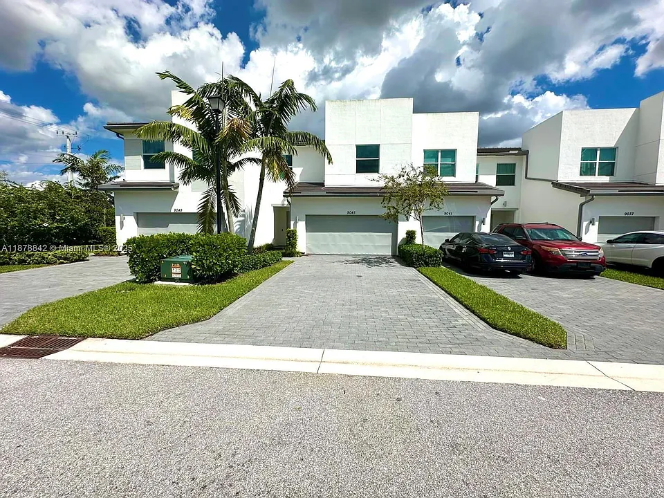 9045 Zevon Ct
