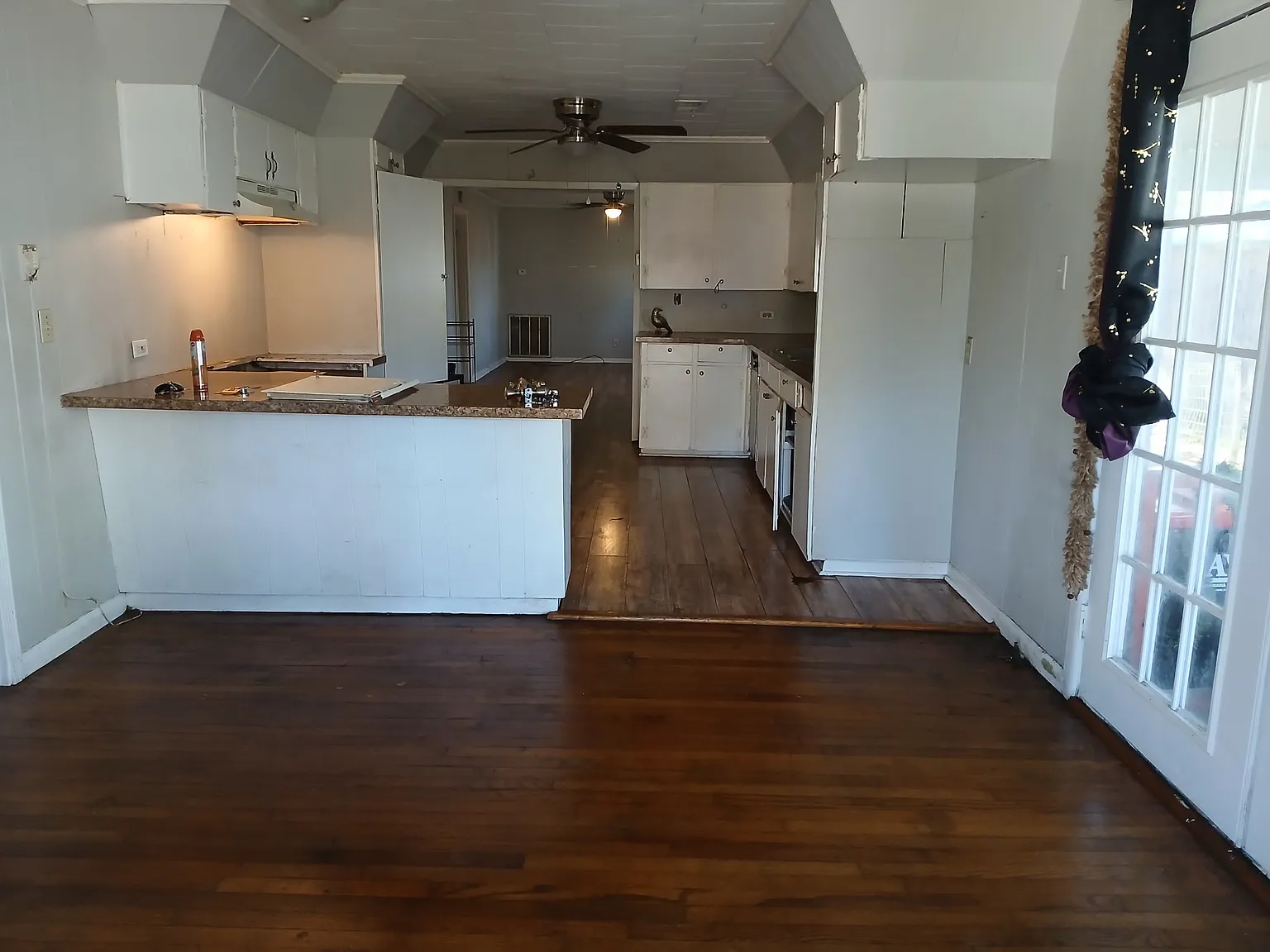 406 S Magnolia St — Photo 2