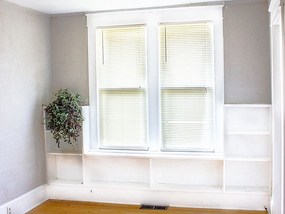 5th image of 1121 Lawrence Ave