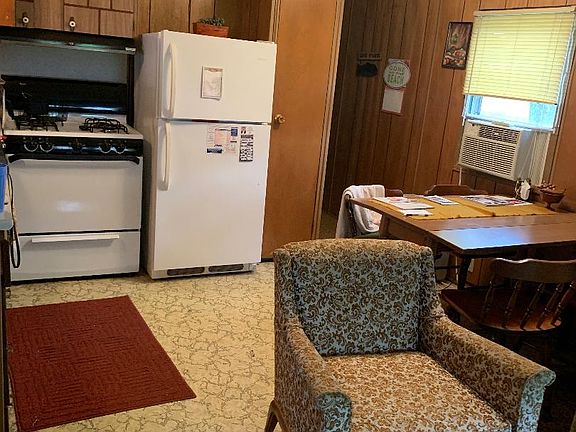 3rd image of 10793 Howard Dr W