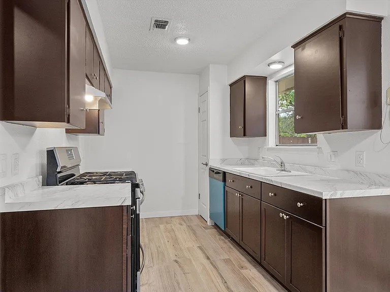 703 Huntingdon Pl — Photo 8
