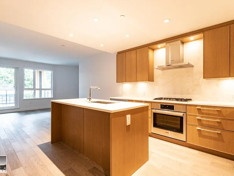 3220 Connaught Cres #305 — Photo 10