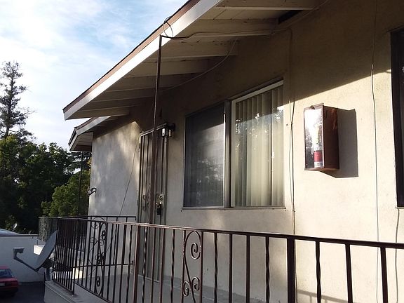 3rd image of 577 N El Molino Ave APT 4
