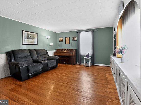 4th image of 548 Belmont St