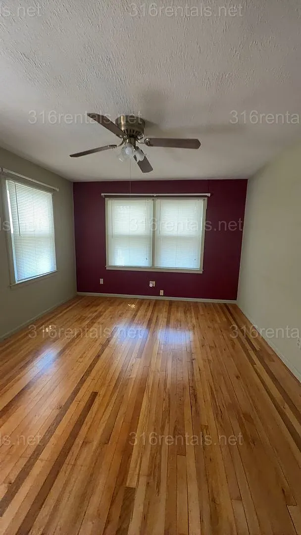 $950 - 2 bedroom / 1 bathroom - Home with a fenced yard and garage! — Photo 2