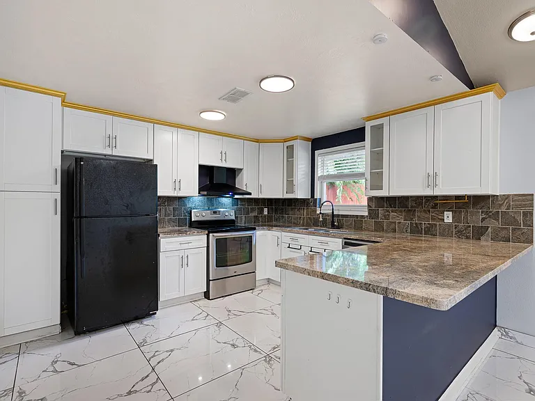 5718 Greencraig Dr — Photo 11