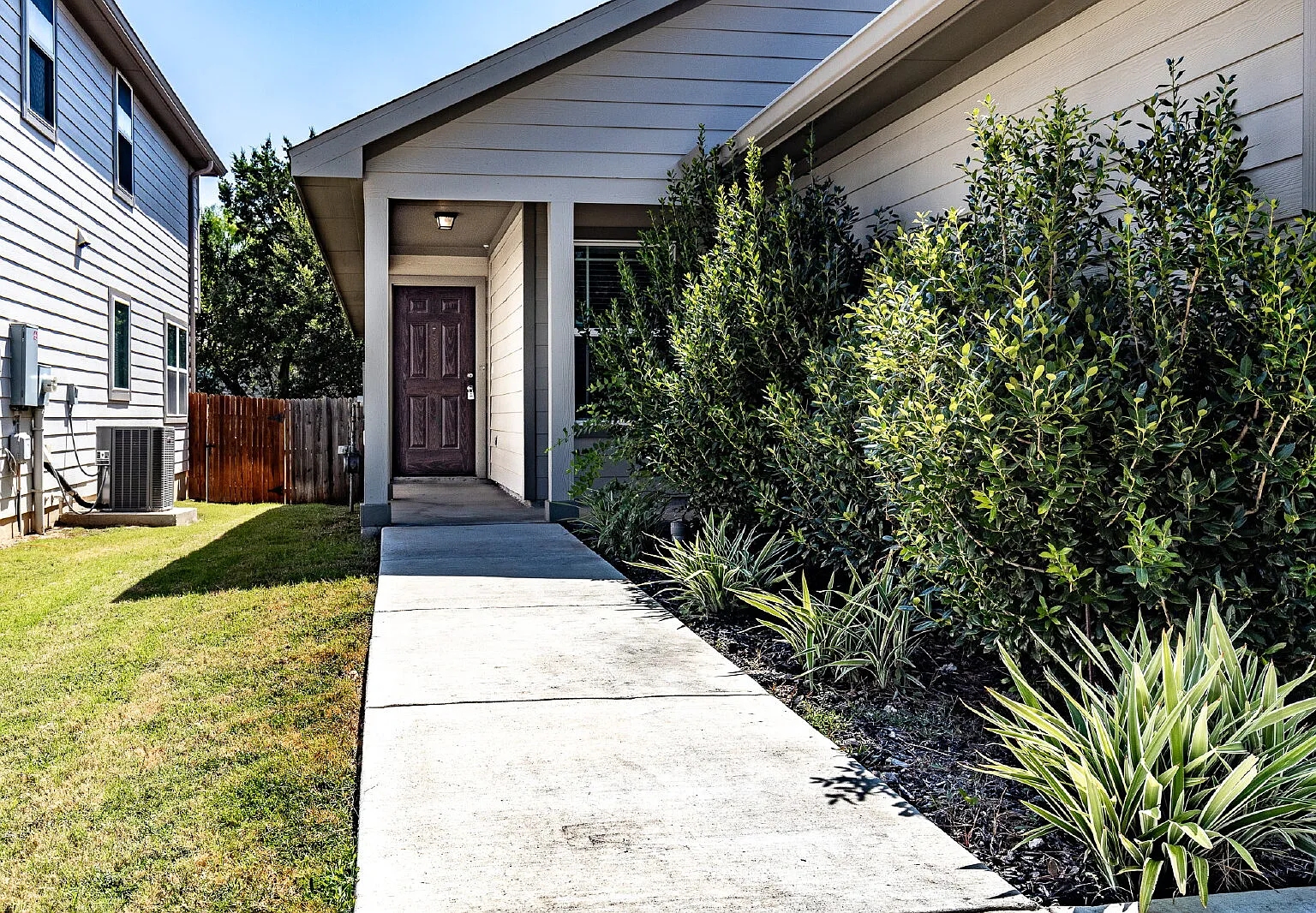 3 bed, 2.0 bath, 1300 sqft, $1,820 — Photo 4