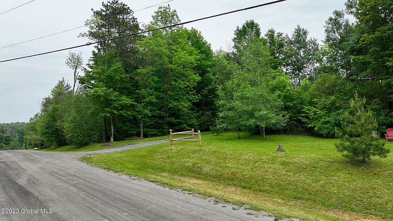 4th image of 240 Twin Ponds Drive