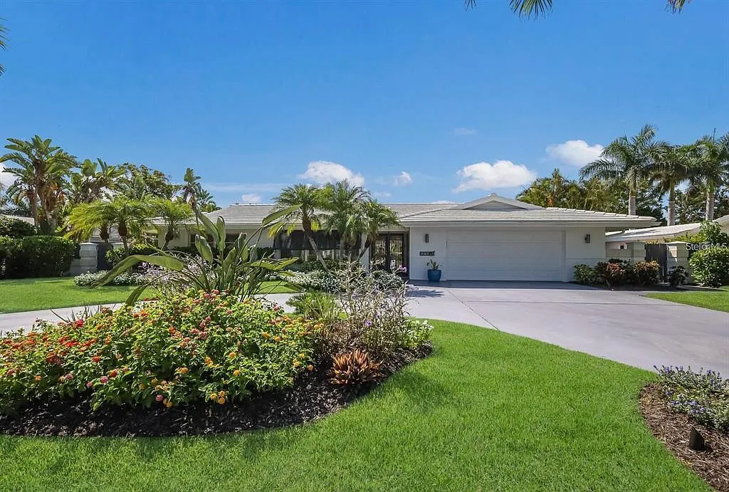 3 bed, 2.0 bath, 2414 sqft, $9,500 — Photo 1