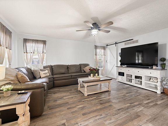3rd image of 104 Bridgeway Ct