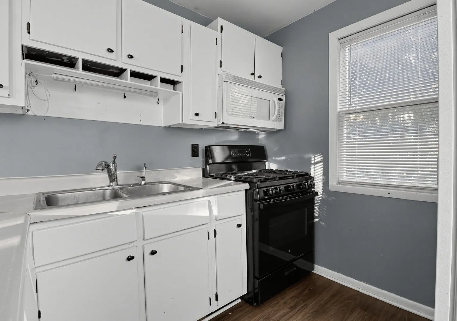 Charming 2BR House in Crystal Lake — Photo 3