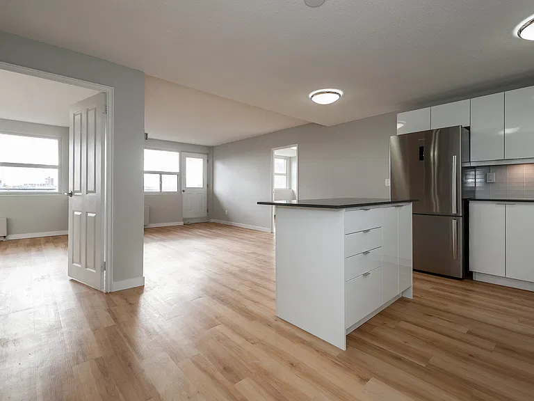 1161 Wellington St W — Photo 41