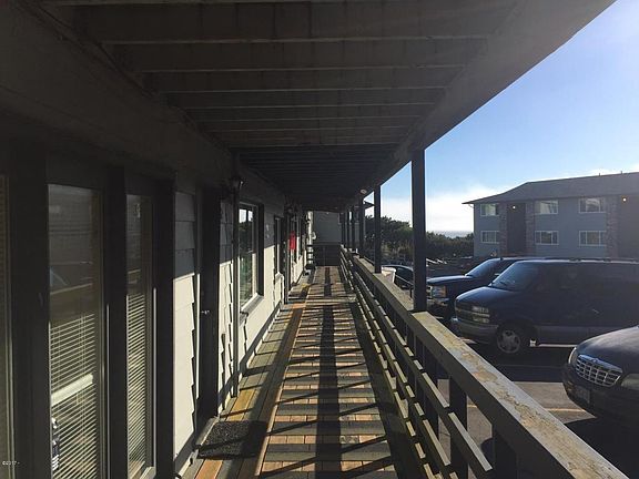 4th image of 4229 SW Beach Ave #31
