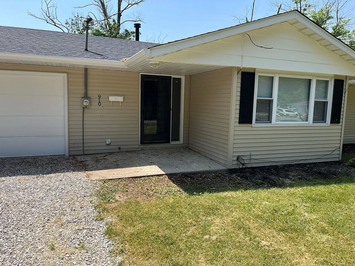 Three Bedroom Ranch — Photo 2