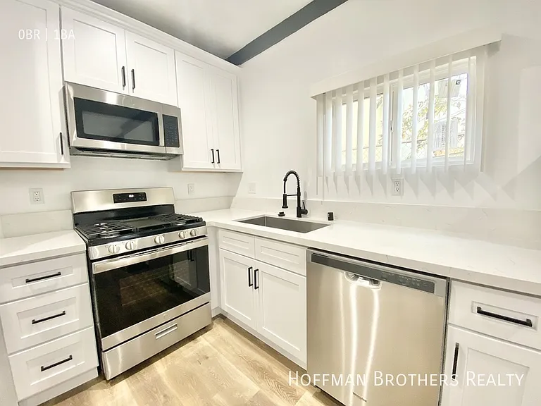 2360 W Washington Blvd #202 — Photo 3