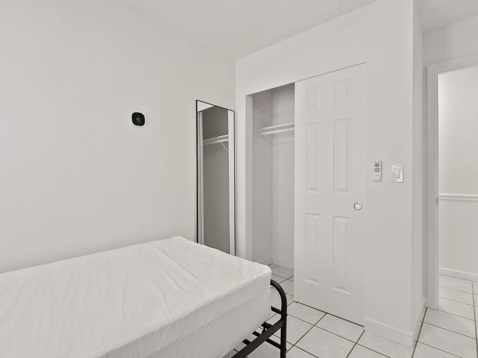 4 bed, 3.0 bath, 2200 sqft, $884 — Photo 2