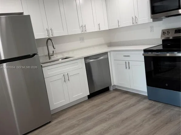 200 Lakeview Dr, Weston, FL