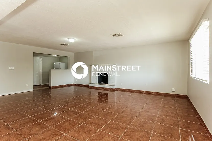 2534 N 51st Dr — Photo 3