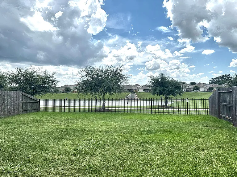 5027 Hickory Deer Ln — Photo 21
