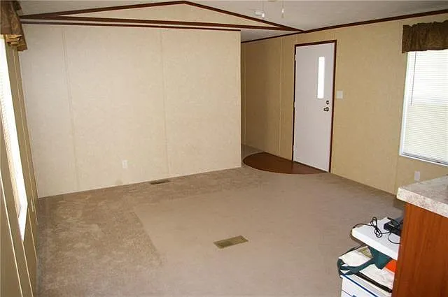 3 bed, 2.0 bath, 980 sqft, $1,000 — Photo 3