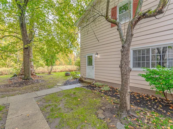 8719 Fox Rest Dr, Brecksville, OH 44141