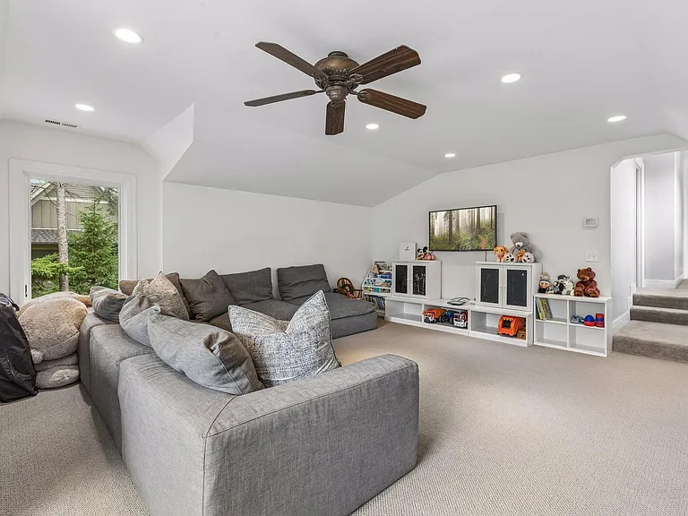 15700 Portico Dr — Photo 41