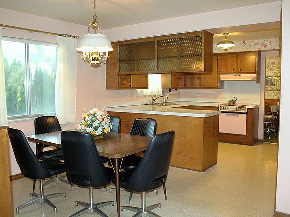 Breakfast room and kitchen