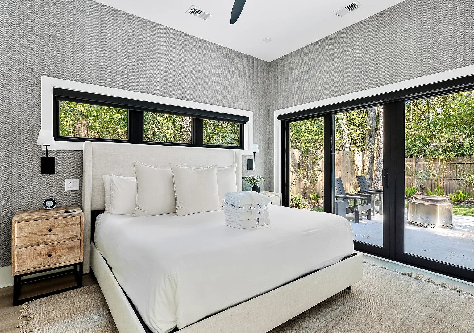 Villa Noir- 706 York Street, Unit B — Photo 4