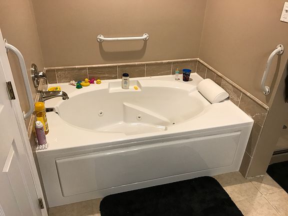 Master Bathroom jetted tub