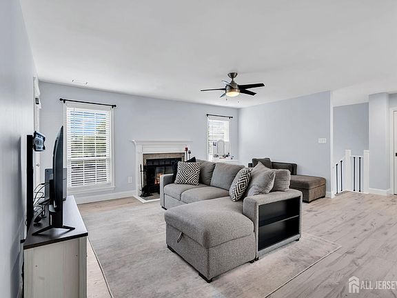 5th image of 421 Hancock Pl