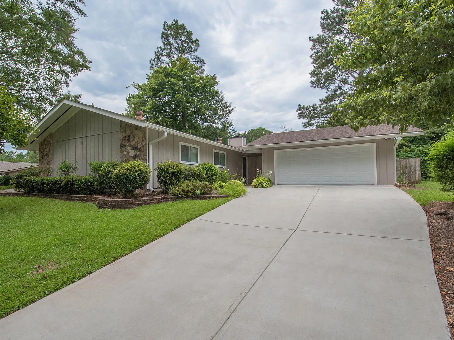 3 bed, 1828 sqft, $3,200 — Photo 2