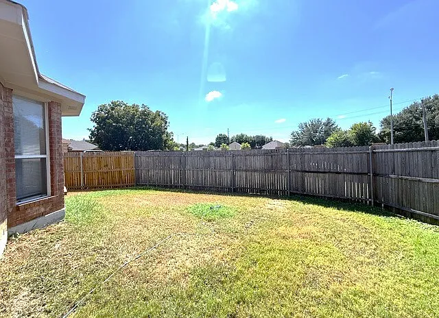 4 bed, 2.0 bath, 1958 sqft, $2,200 — Photo 3