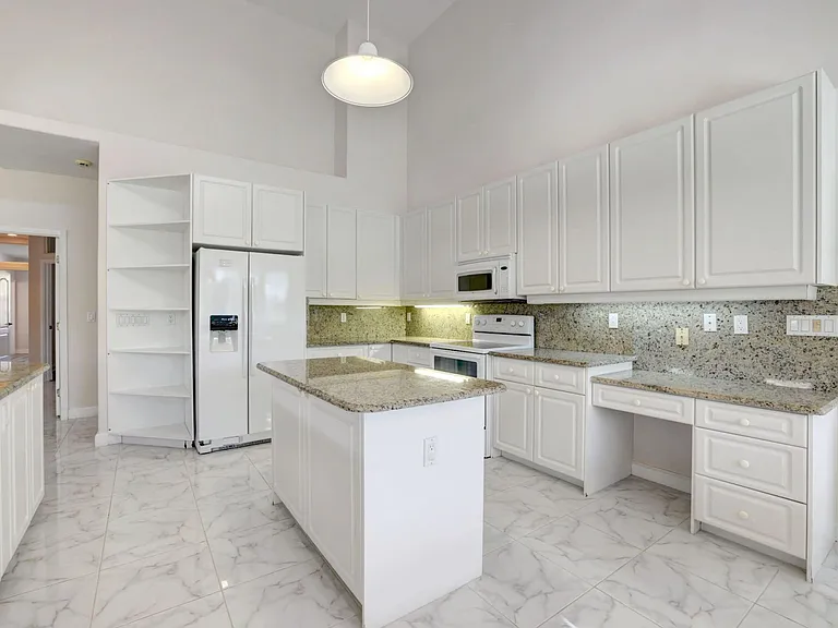 8028 Plantation Lakes Dr — Photo 16