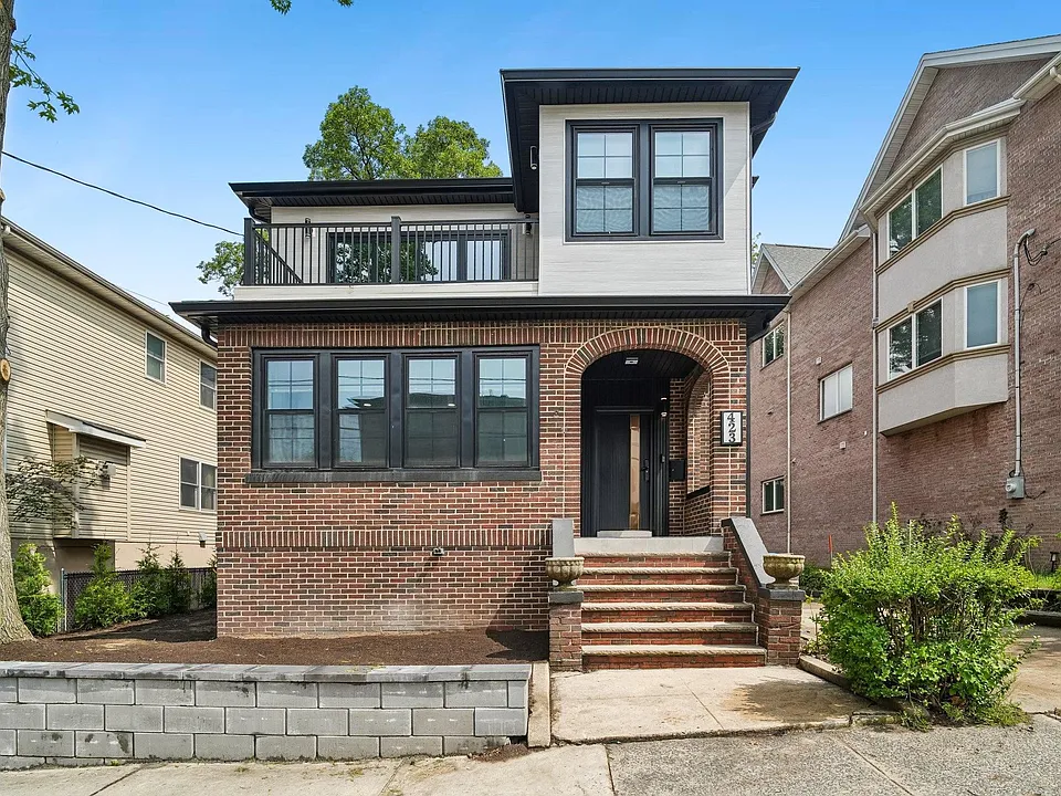 423 Aurora Ave #1