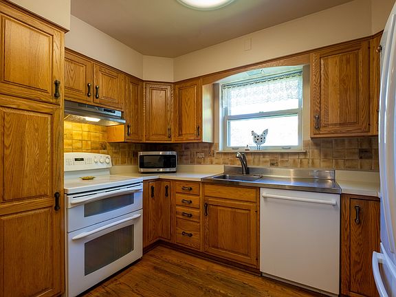 4th image of 1725 Keeney St