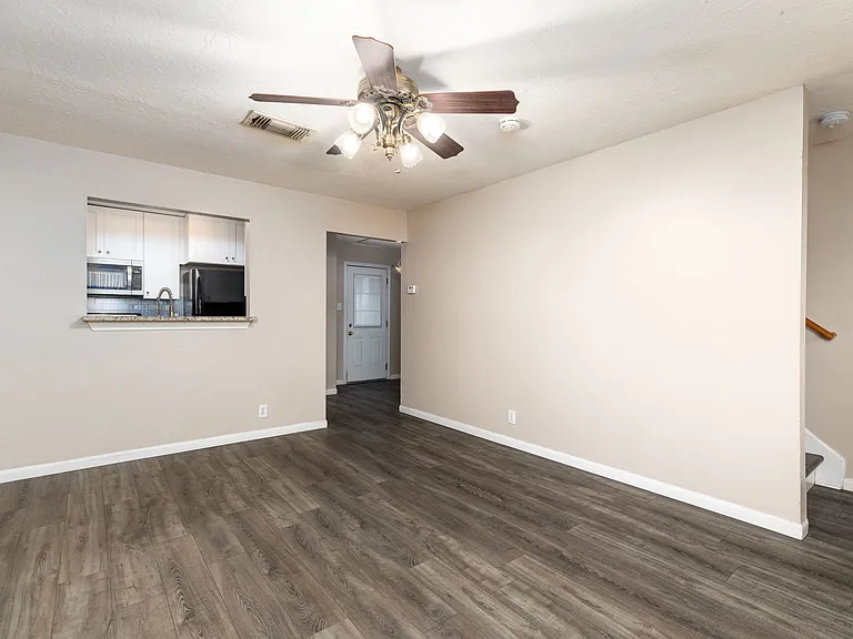 9210 Encino Vlg — Photo 3