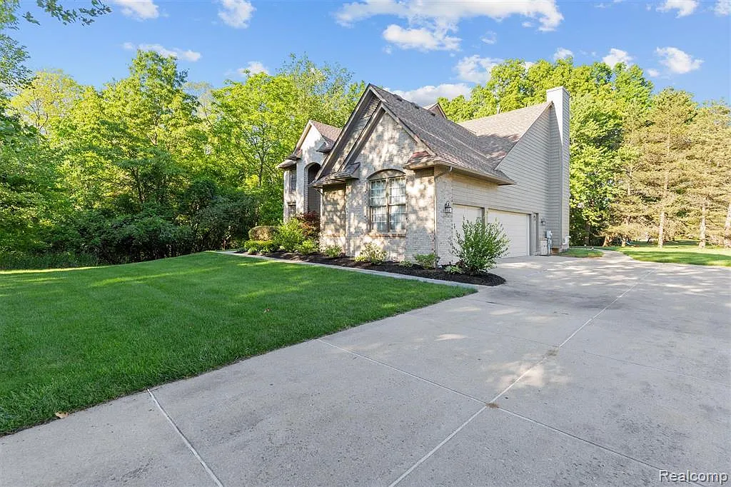 Building Photo - 2831 Water Oaks Dr