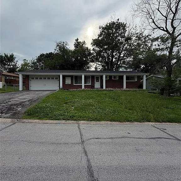 713 Plaza Dr — Photo 1