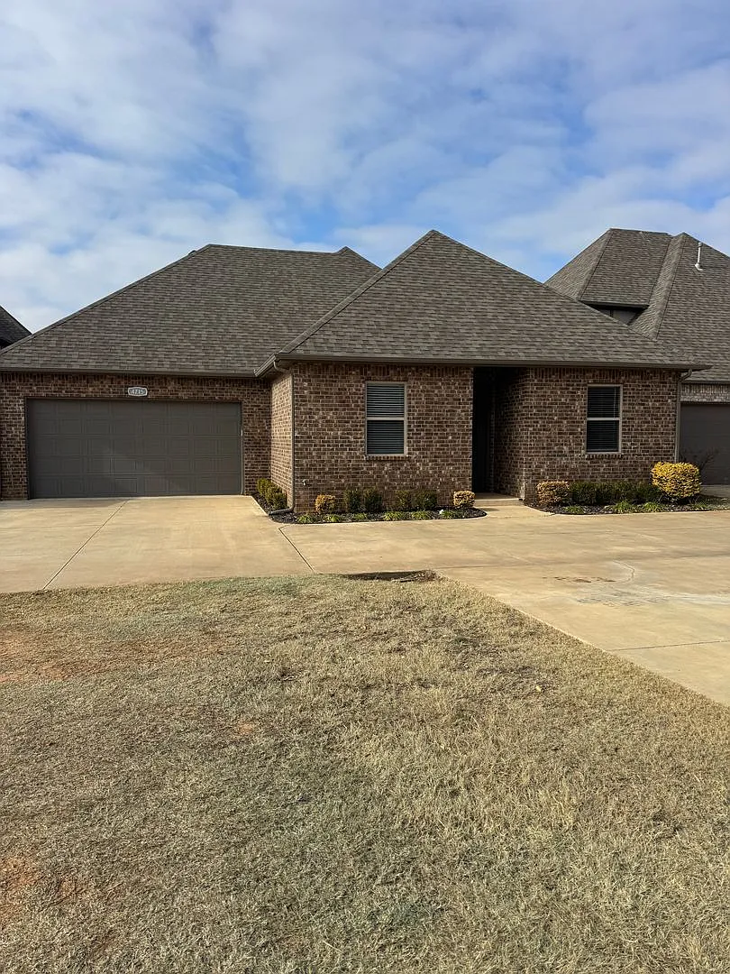 Charming 2 bed/2 bath in gated community The Enclave! — Photo 1