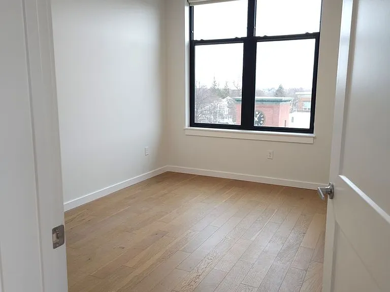 510 Shelburne Rd — Photo 8